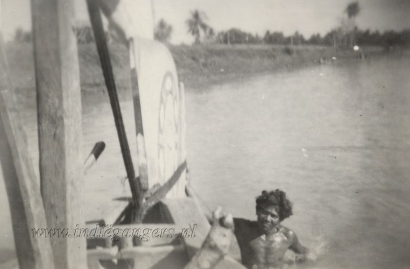 92 een vissersbootje in de kali