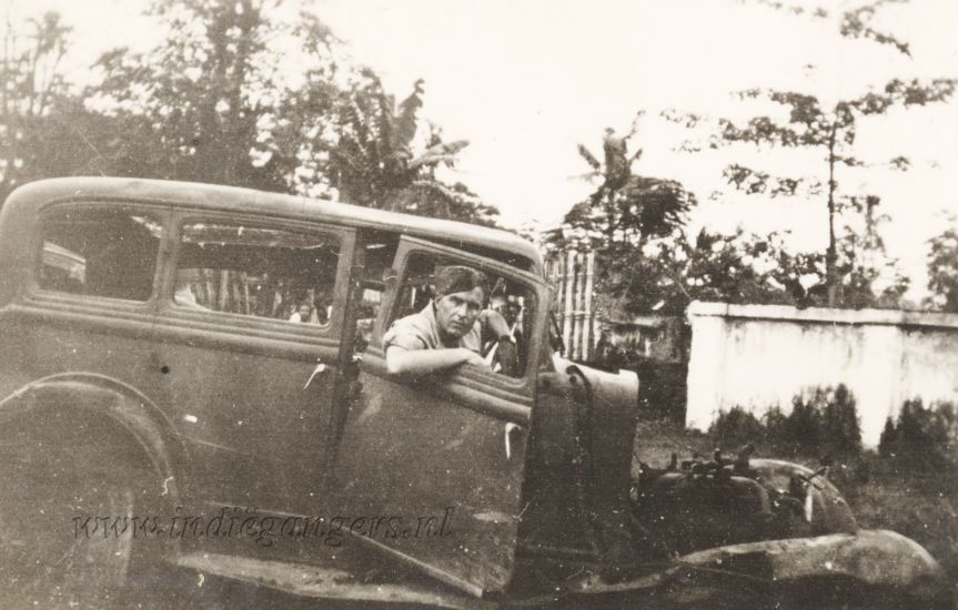 99 in een oude Ford auto te Indramajoe