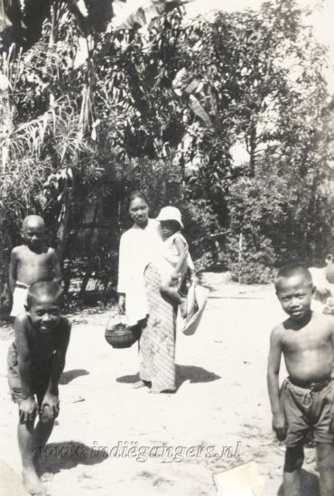 166 Inlandse vrouw met kinderen