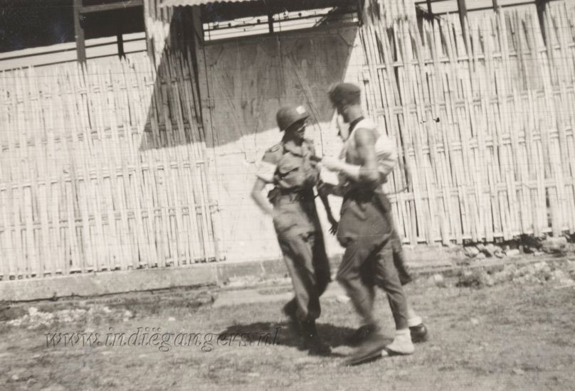 183 een MP er in gesprek met een paartje eveneens te Terisi