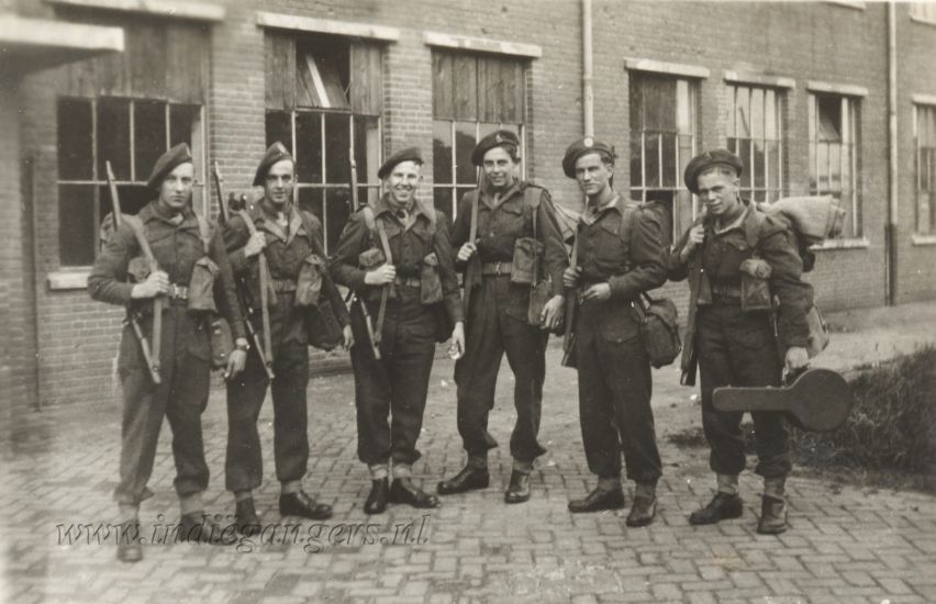 01 De schrijvers van het bataljonsbureau smorgens voor het vertrek naar Indie 16 10 1946 vlnr Dries van Veen Fred Zijlstra H WInd Jan v Dam Cris van Veen Bert Windmeyer