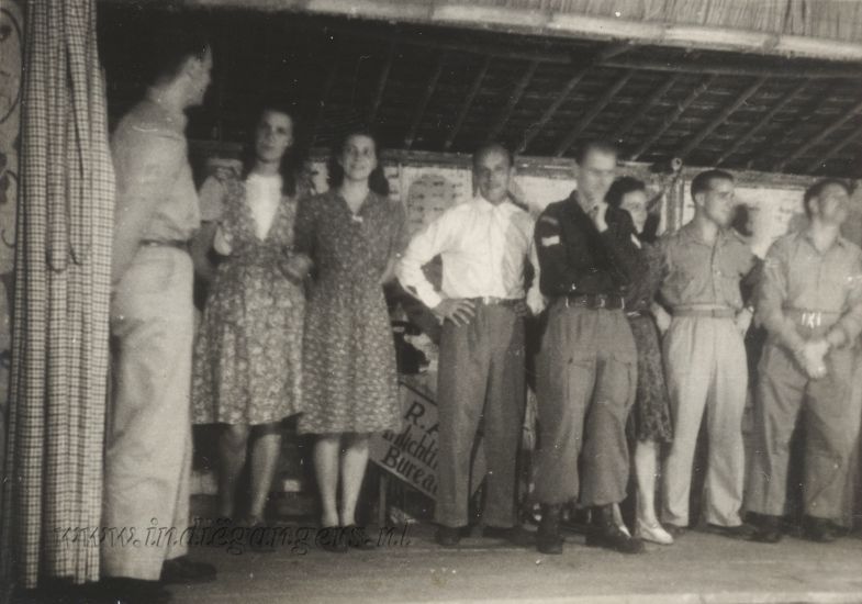 011 de hele bubs  tijdens het bedankje van de baas