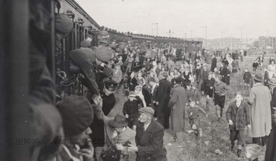 015 Aankomst van de trein te Rotterdam voor inscheping op de SS Volendam