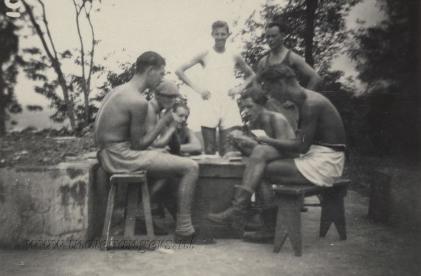 053 een spelletje kaarten Henk Piet Chris Ule Herman Peter en ik