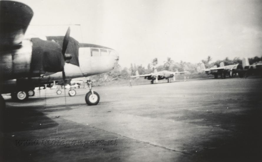 0113 clandestiene foto van vliegveld Andir bij Bandung Pinksteren 1948