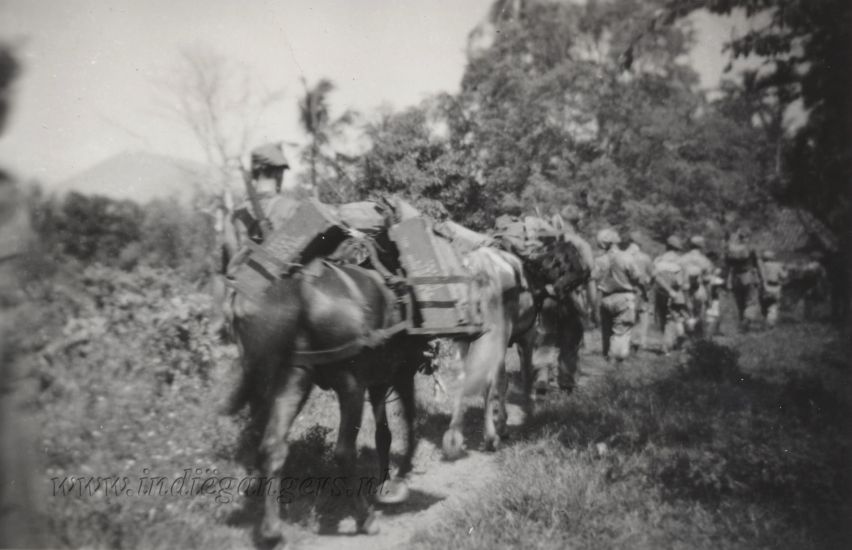 0115 actie Pangkalan De paardjes dragen de noodrantsoenen van Lepil en Mortierbommen De eindeloze tocht van sept 1947