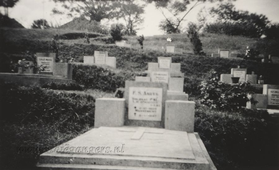 0124 Ereveld te Bandoeng FS Aarts