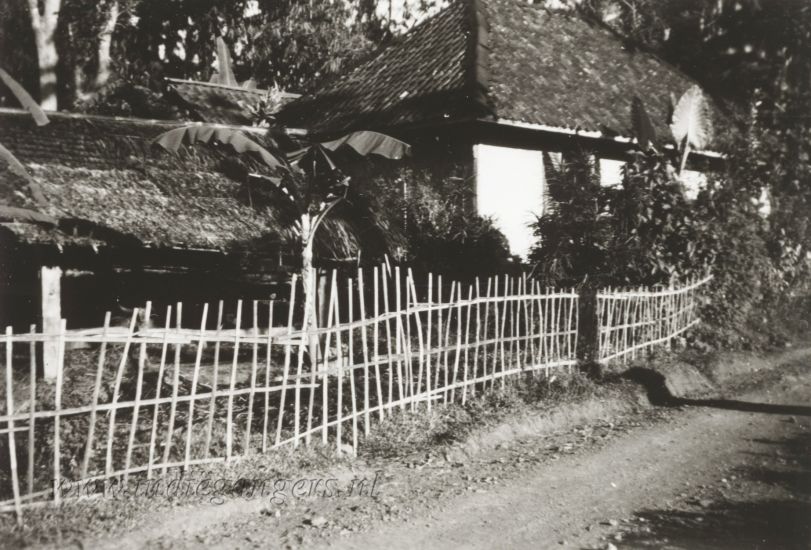 0127 kamponghuis aan de weg