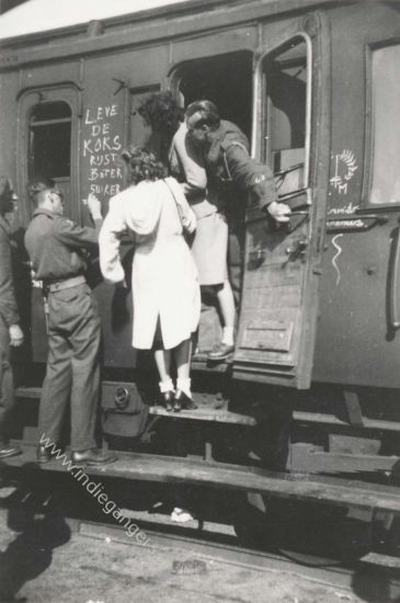 26 De koks in actie bij het vertrek uit Ede De trein word van spreuken voorzien Ede 8 oct 1946