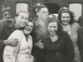 27 De koks met hun Edesche schonen Het vertrek uit Ede staande voor de vertrekkende trein Ede 8 oct 1946