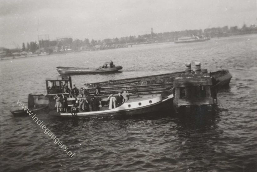40 Nog meer bootjes bij de Bloemfontein Amsterdam 8 oct 1946