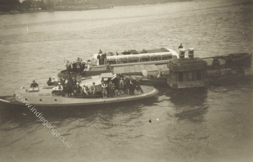 41 Vele bootjes met bekenden liggen langszij de Bloemfontein Amsterdam 8 oct 1946