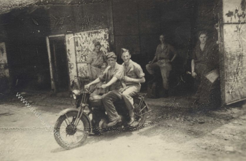 138 Met Karel Kuyten op de motor bij onze garages Buitenzorg febr 1947