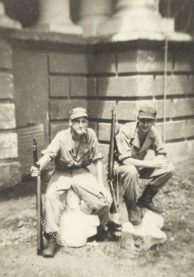 234 Dick Jasper en Fatsen op wacht bij het Paleis te Buitenzorg april 1947
