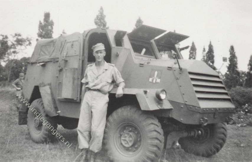 289 Luitenant de Jager bij onze pantser 15 Cwt 35 73 GMC Buitenzorg maart 1947