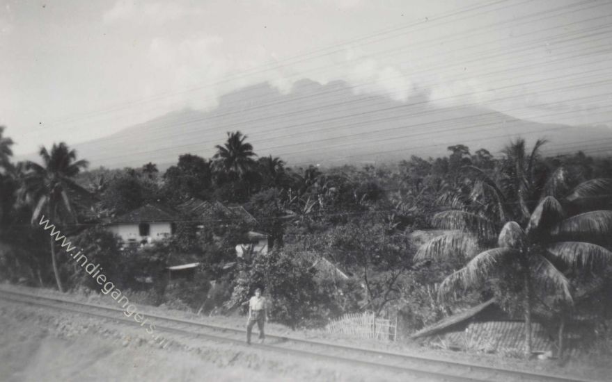 372 De spoorlijn Batavia Buitenzorg april 1947