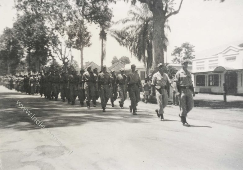 394 onze troepen marcheren voorbij de afdeling staf parade na beediging v Lt Theunissen van Maarnen Buitenzorg maart 1947
