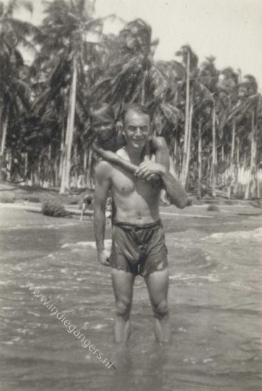 442 Onze kapitein pootje baden met Mantha Prioks strand mei 1947