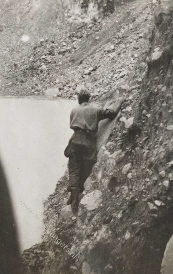 539 Ton in de krater van de vulkaan de Gedeh mei 1947