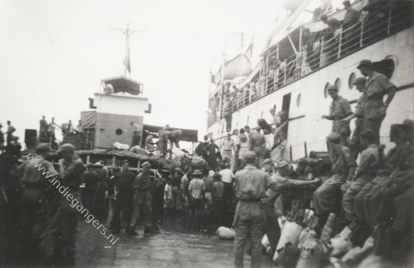 582 Het overschepen van de Tasman op het landingsvaartuig Semarang 9 juni 1947