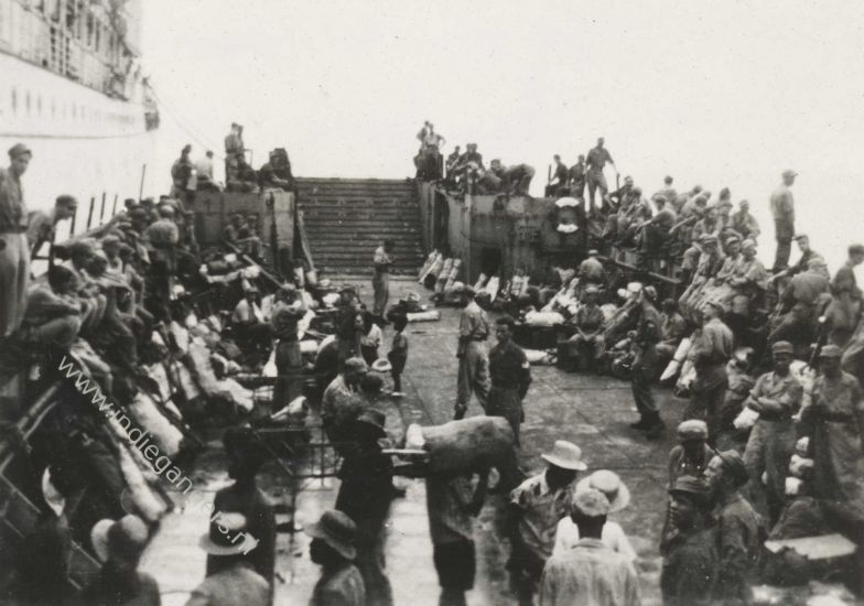 583 Overschepen van de Tasman op het landingsvaartuig Semarang 9 juni 1947
