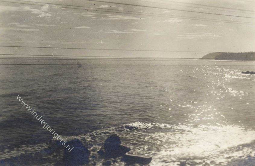 607 De zon gaat onder aan de kant van midden Java Java zee mei 1948 Semarang