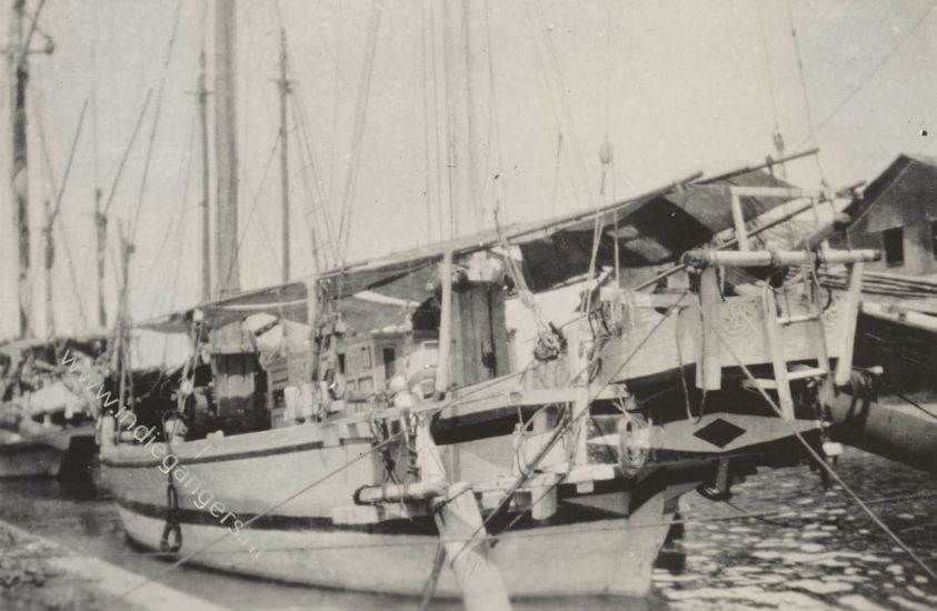 608 Arabische prauwen in de haven van Semarang october 1947