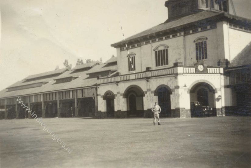 693 het station te Semarang juli 47