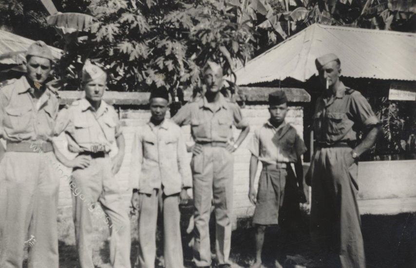 44 groepsfoto met oa SMA Holsgens en Pelotons sergeant