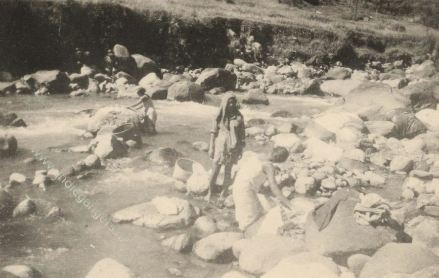 107 terrein omgeving Djatinegara kali Ramboet Djatinegara met brug Baboes wassen pakean van de toeans in de kali