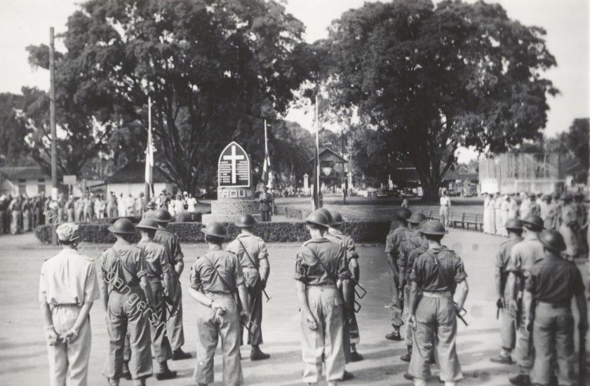 13 dodenherdenking en defile te Pemalang