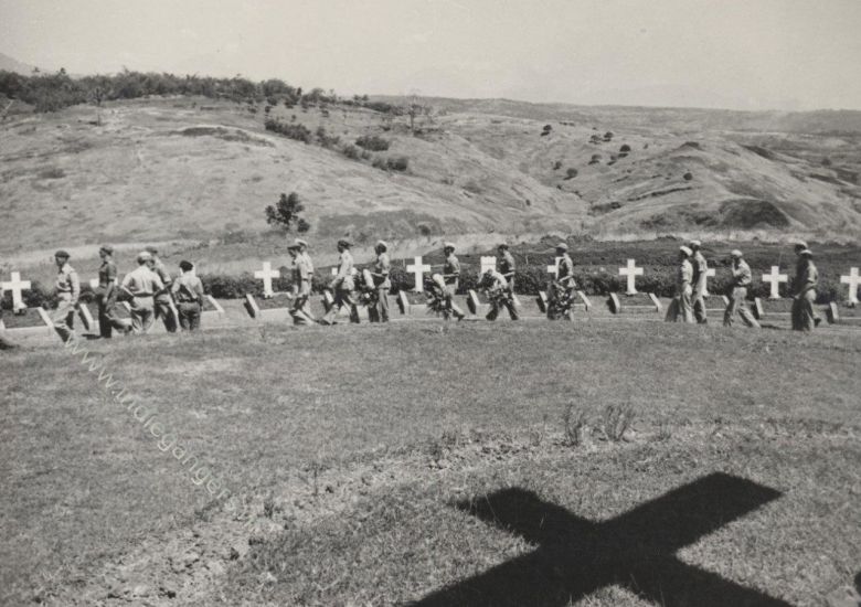 19 Dodenherdenking te Semarang juli 1949 17 kransen werden gelegd