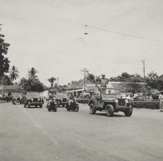 62 jeeps parade  Beediging Luitenant Hoedemakers te Soekaredja