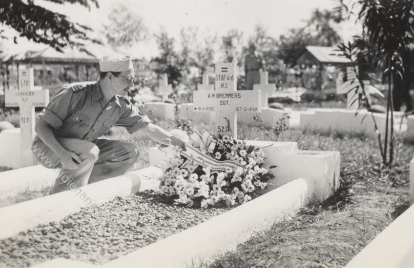 7 Bloemen op het graf van A W Bremmers