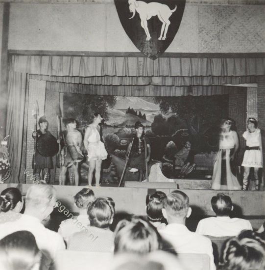 70 Satirisch cabaret Sint Nicolaas 1947