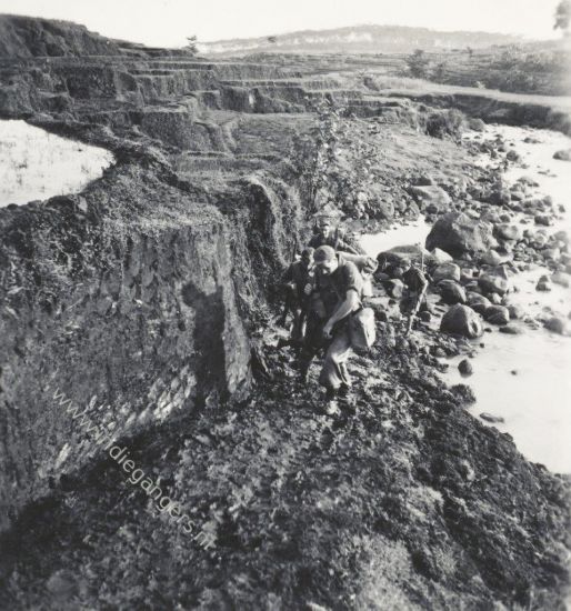 75 stootgroep bepakt rukt op kali Damar