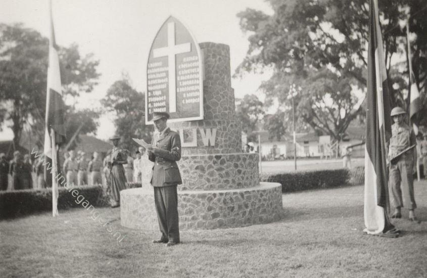 8 dodenherdenking 15 julie 1949 Gedenkteken na onthulling te Pemalang