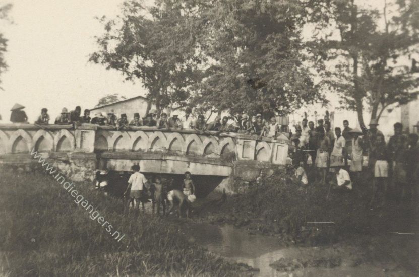 98 vissers in de kali bij Soemberhardjo