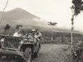 77 jeep patrouille aan de voet der Slamat brug bij Boemidjawa Sawah idem