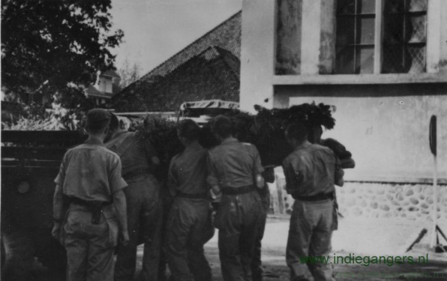 182 Schooneveld word naar zijn laatste rustplaats gebracht Schooneveld Staf Compie