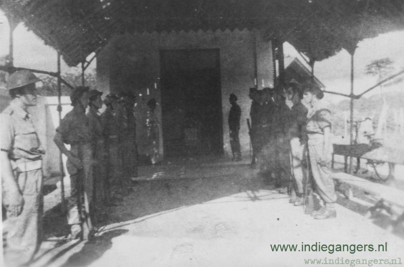 Begrafenis van L Willems   gesneuveld op 7 juli in Tjililitan   Het lijkenhuisje