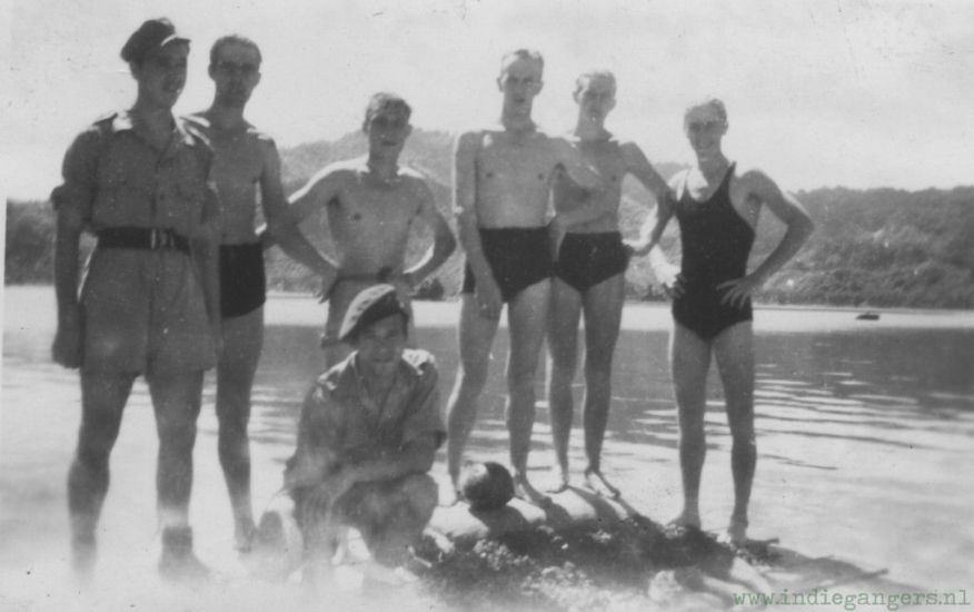 verlofgangers op de pier bij emmahaven