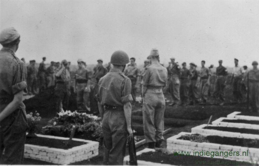 71 De laatste eer van de belangstellende aan Dirk Verloo  Staf Compie