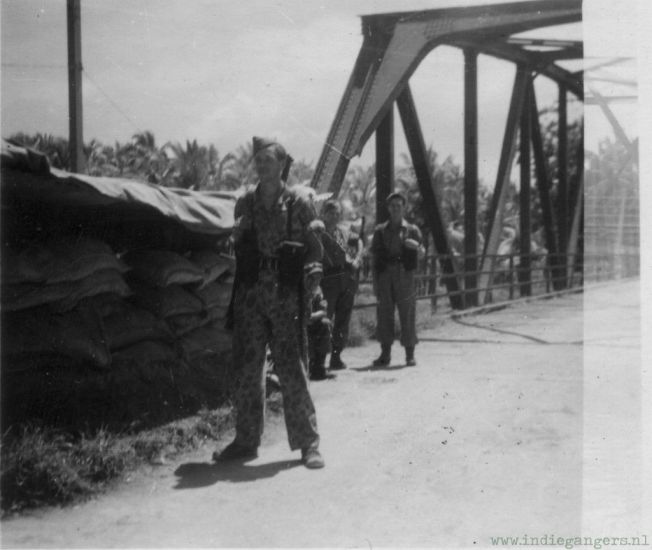 De eerste dag op post 1 poeroes   op wacht