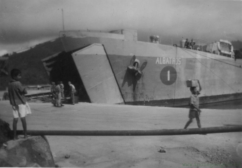 Landingsschuit Albatros 1 in de haven   de deuren staan open   Emmahaven