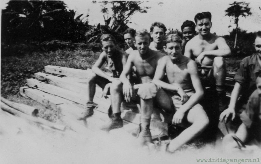 Post 1 op Poeroes  even rusten en dan weer verder bouwen aan de nieuwe barak