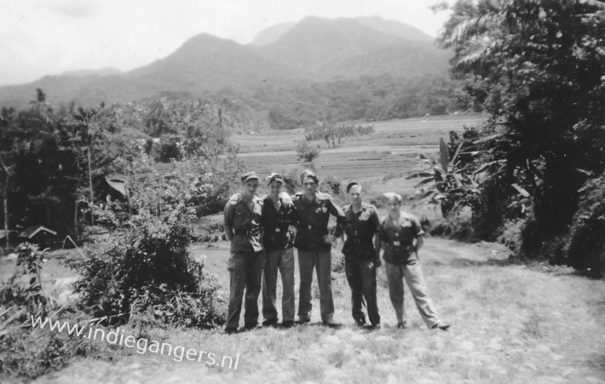 pag14 groepsfoto bij de gunung