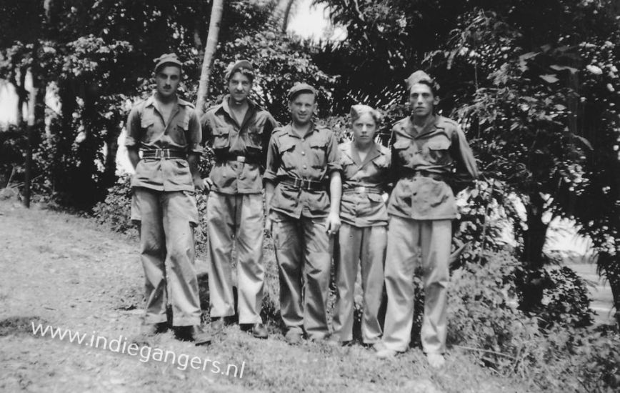 pag19 groepsfoto met zn vijven2