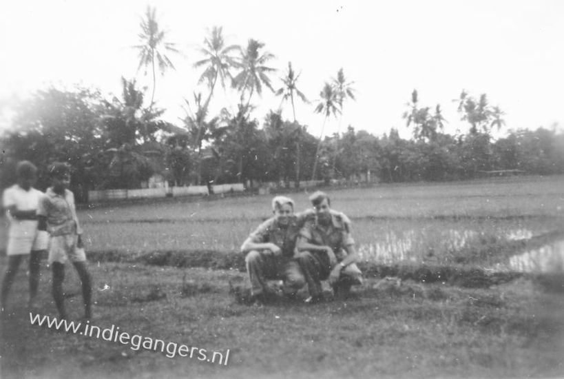 pag40 poseren bij de sawahvelden