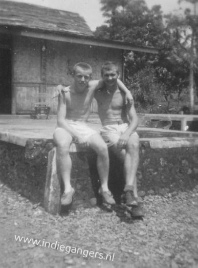 pag45 kaalkoppen samen in witte korte broek